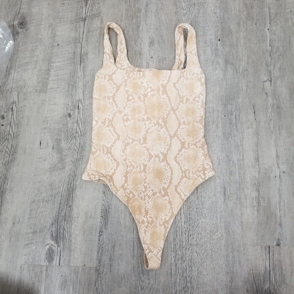 Aritzia Tops - Babaton contour bodysuit